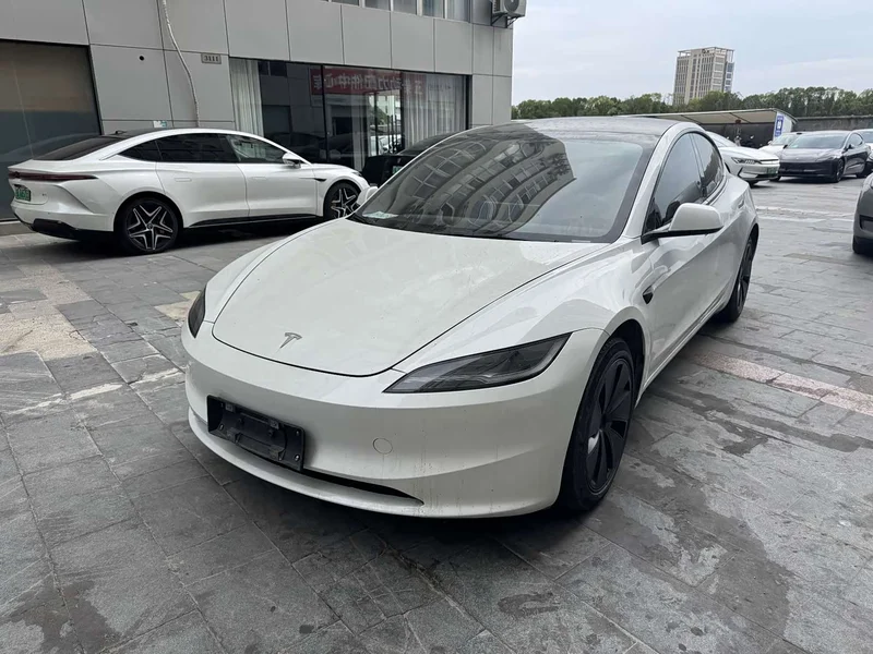 Tesla Model 3 — фото 1
