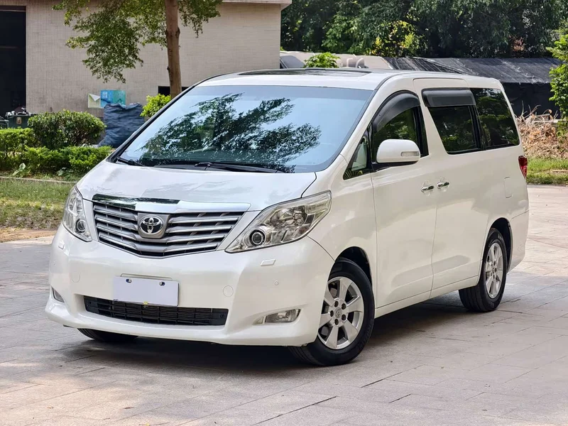 Toyota Alphard — фото 1