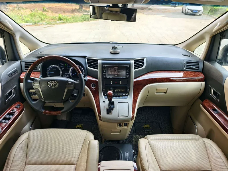 Toyota Alphard — фото 11