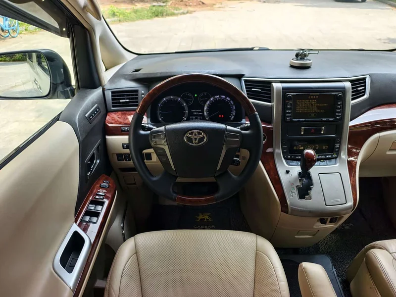 Toyota Alphard — фото 12