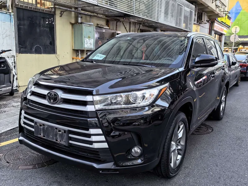 Toyota Highlander — фото 1