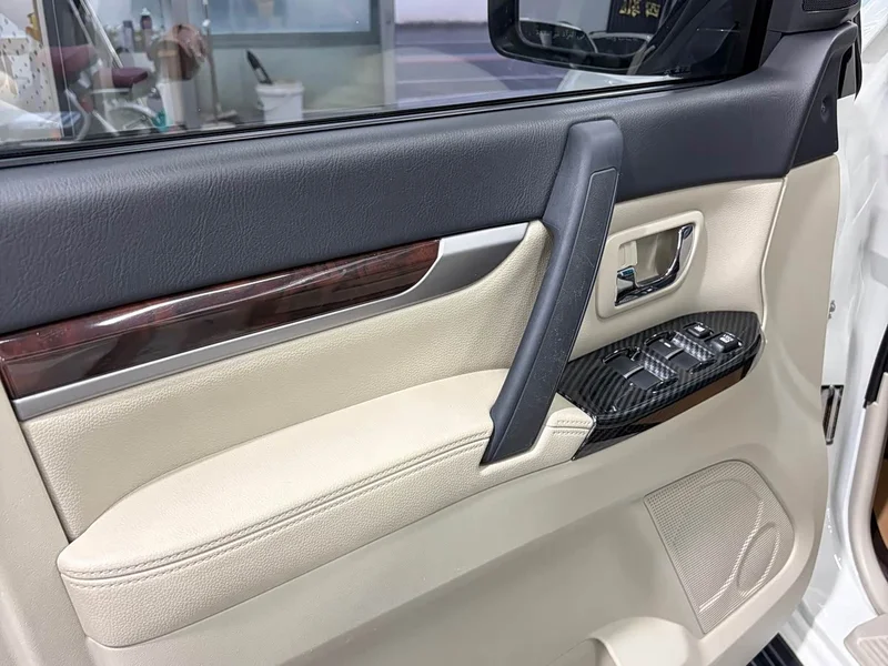 Mitsubishi Pajero (Imported) — фото 11