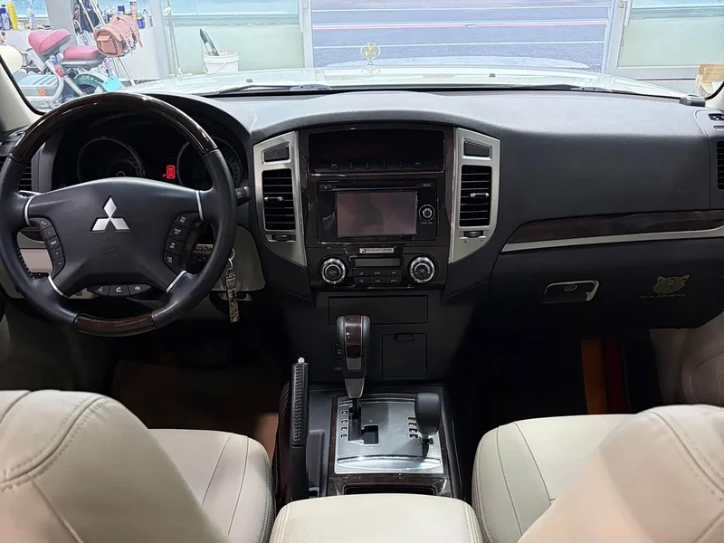 Mitsubishi Pajero (Imported) — фото 13
