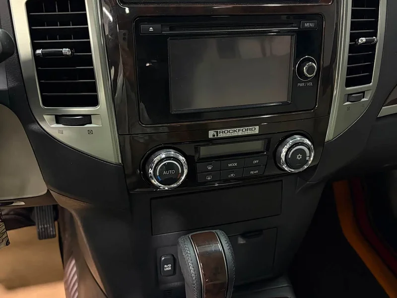 Mitsubishi Pajero (Imported) — фото 10