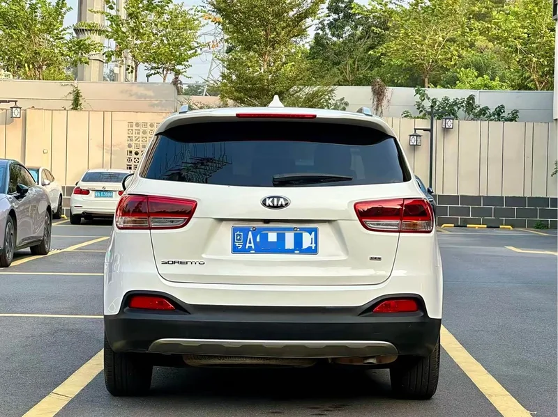 Kia Sorento — фото 5