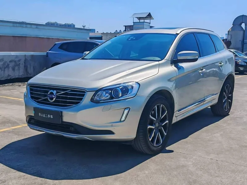 Volvo XC60 — фото 1