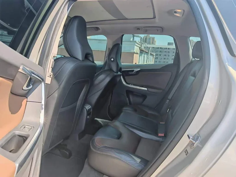 Volvo XC60 — фото 14