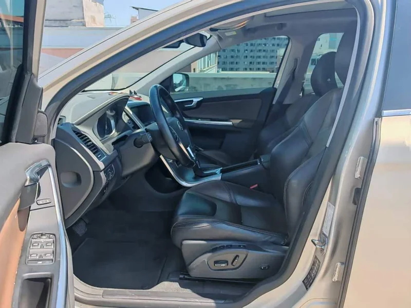 Volvo XC60 — фото 10