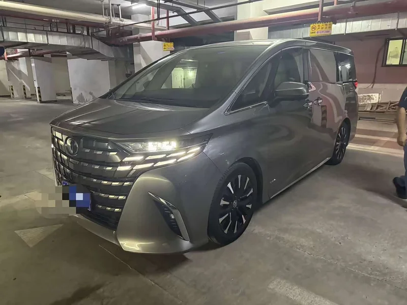 Toyota Alphard — фото 1