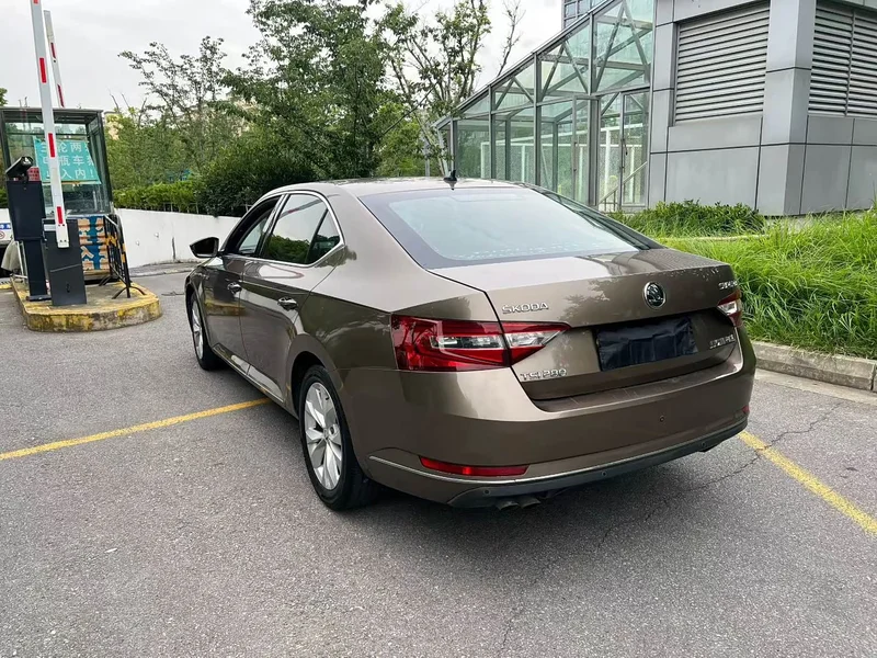 Skoda Superb — фото 4