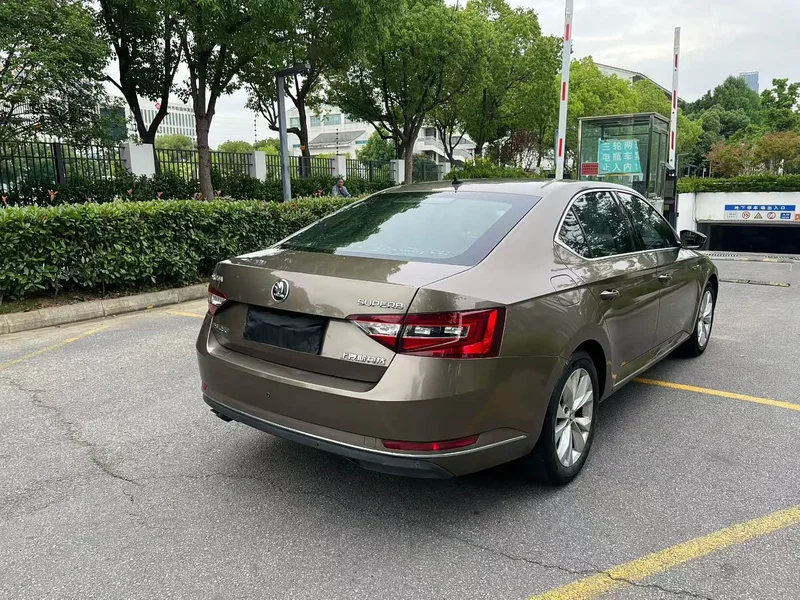 Skoda Superb — фото 6