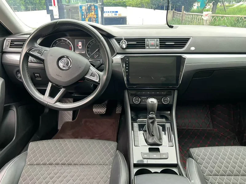Skoda Superb — фото 8