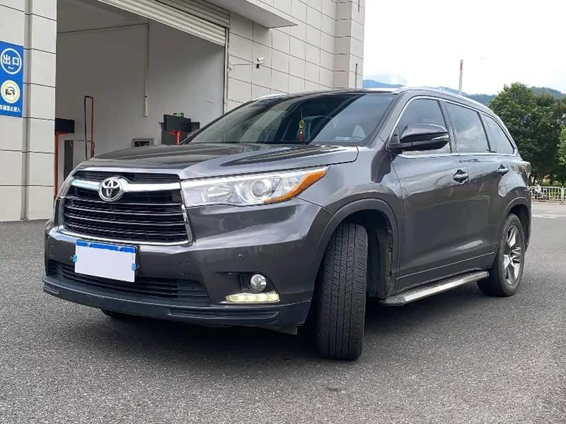 Toyota Highlander — фото 1