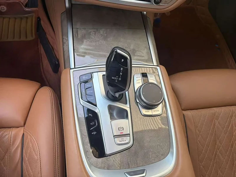 BMW 7-Series — фото 10