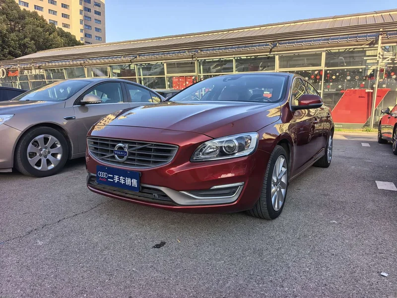 Volvo S60 — фото 1