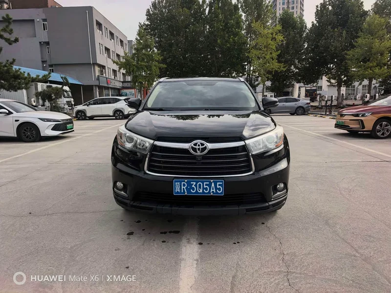 Toyota Highlander — фото 1
