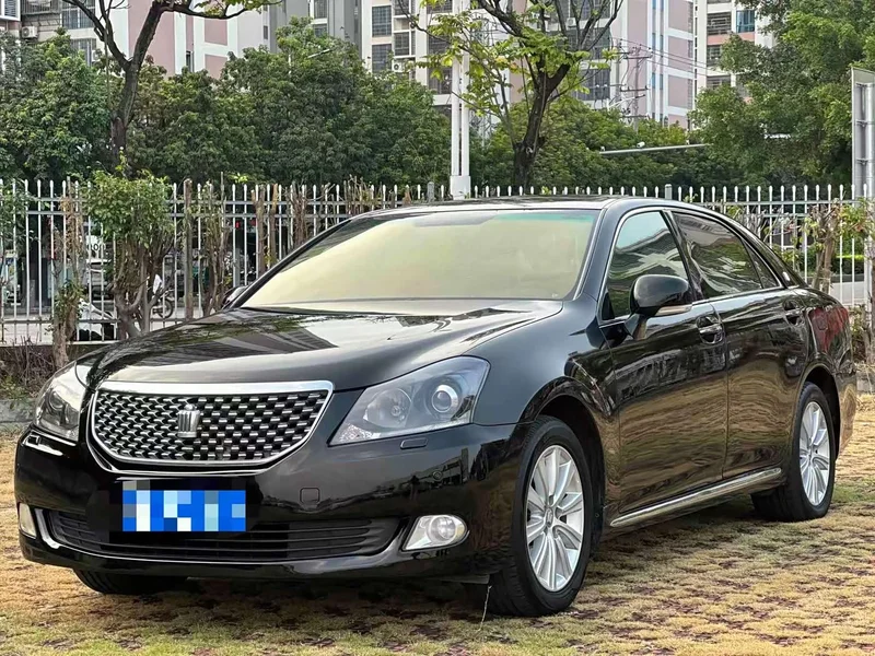 Toyota Crown — фото 1