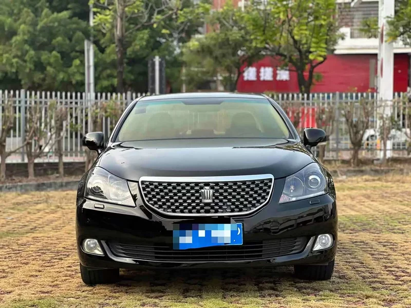 Toyota Crown — фото 2