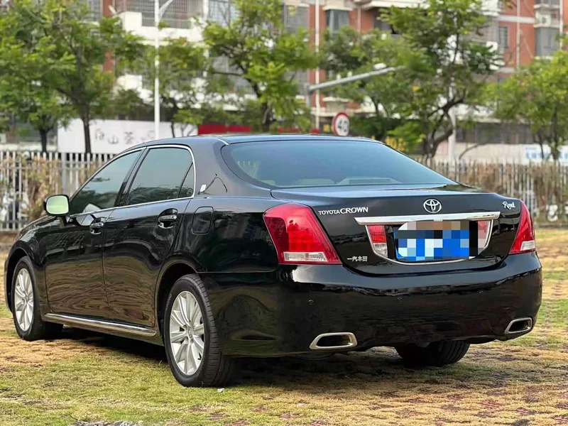 Toyota Crown — фото 7