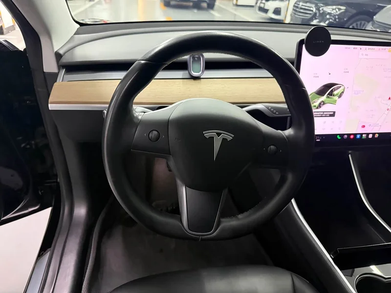 Tesla Model 3 — фото 10