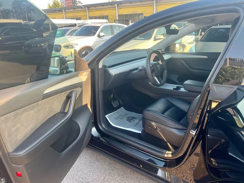 Tesla Model Y — фото 9