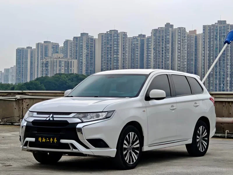 Mitsubishi Outlander — фото 1
