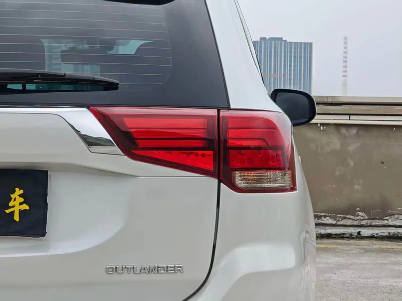 Mitsubishi Outlander — фото 14