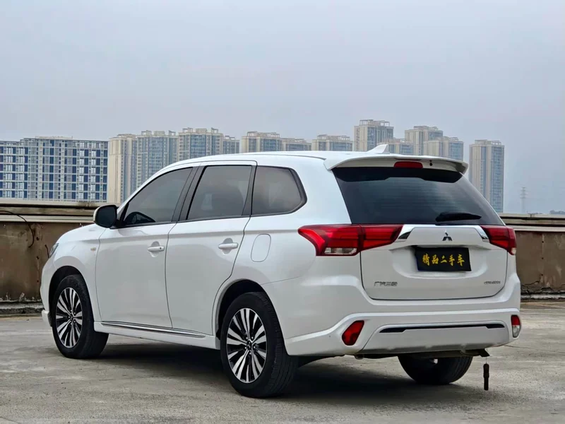Mitsubishi Outlander — фото 16