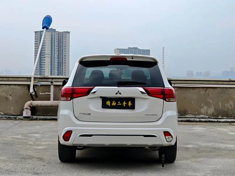Mitsubishi Outlander — фото 17