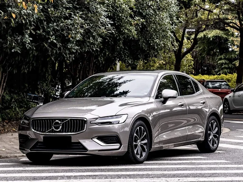 Volvo S60 — фото 1