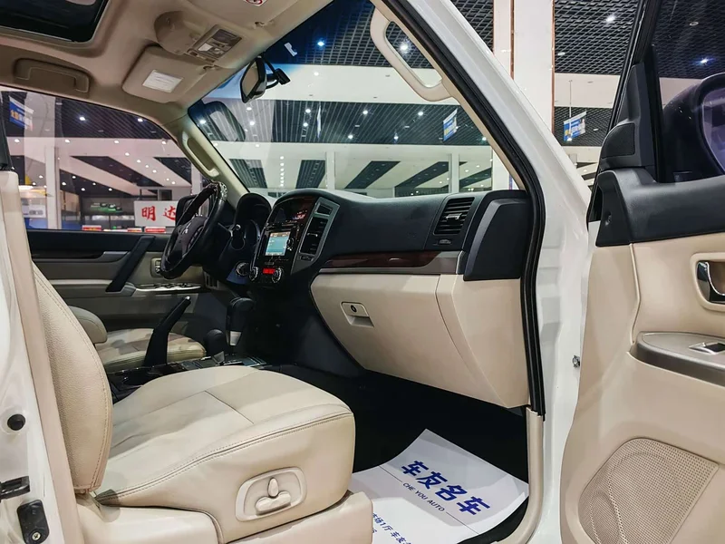 Mitsubishi Pajero (Imported) — фото 12