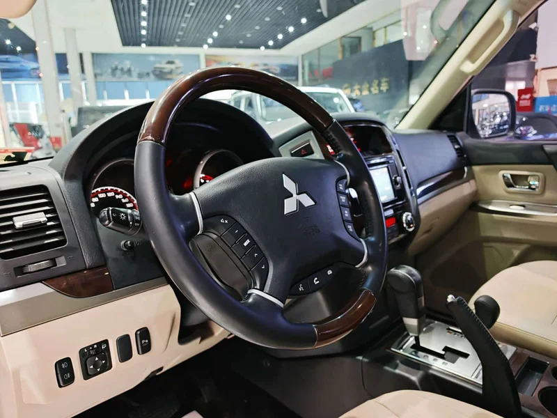 Mitsubishi Pajero (Imported) — фото 6