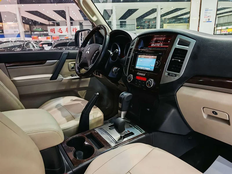Mitsubishi Pajero (Imported) — фото 10