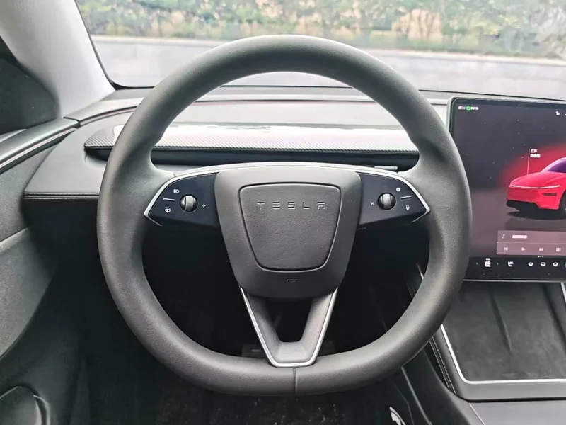 Tesla Model Y — фото 17