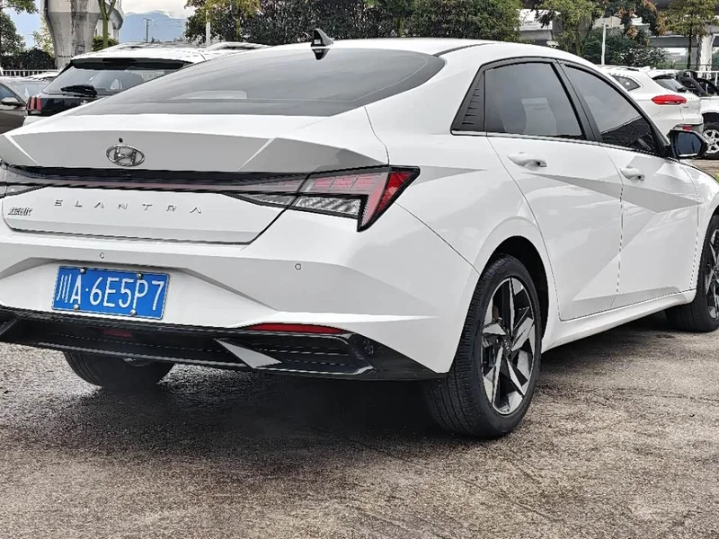 Hyundai Elantra — фото 12