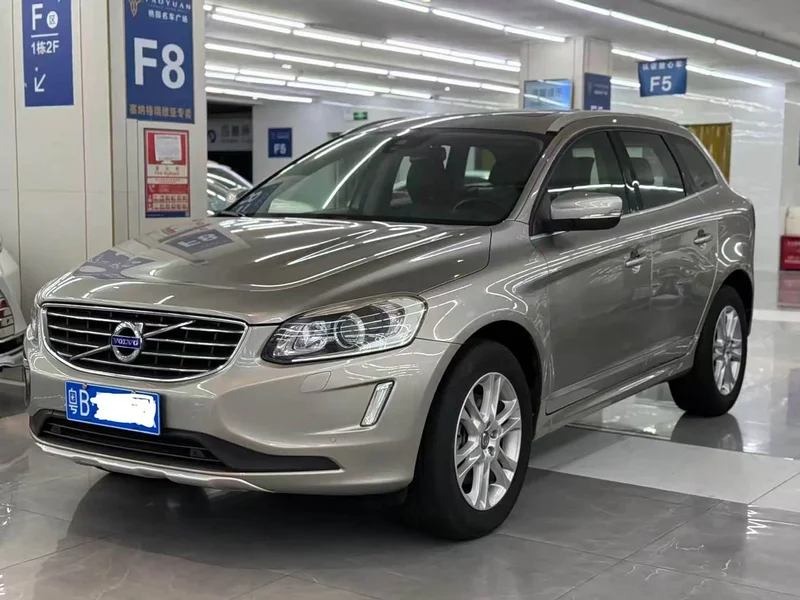 Volvo XC60 — фото 1