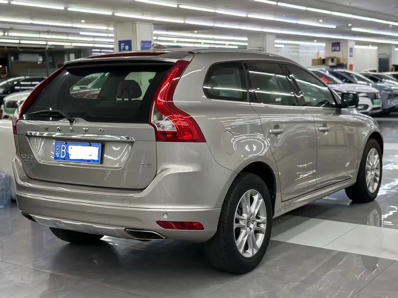 Volvo XC60 — фото 6