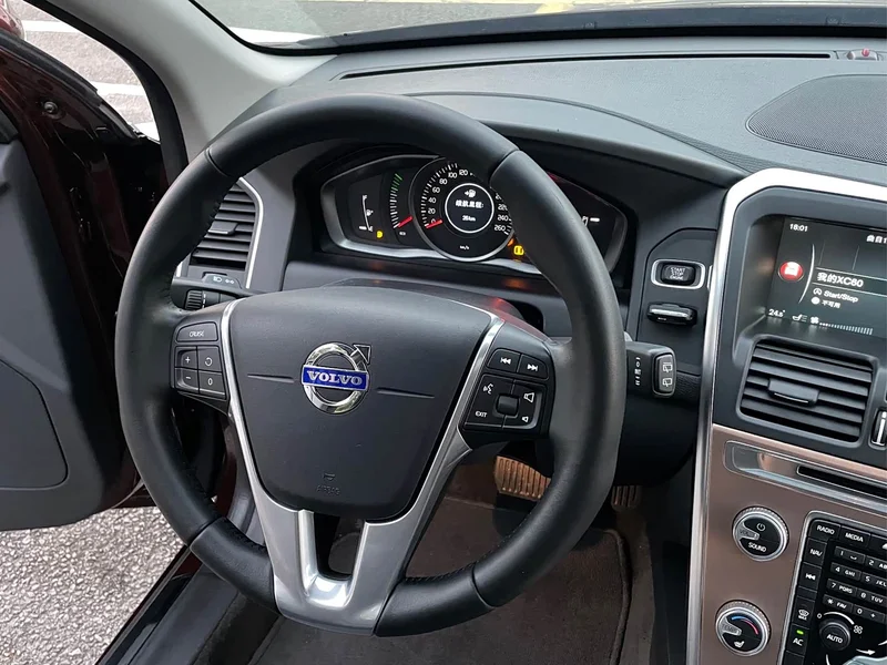 Volvo XC60 — фото 13