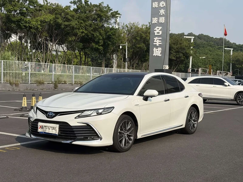 Toyota Camry — фото 1
