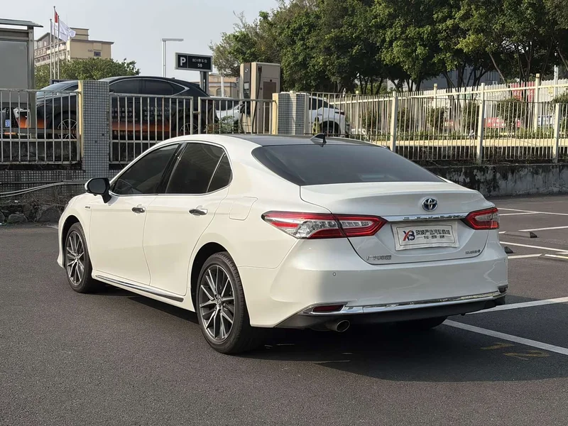 Toyota Camry — фото 5