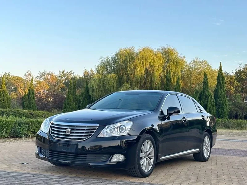 Toyota Crown — фото 1
