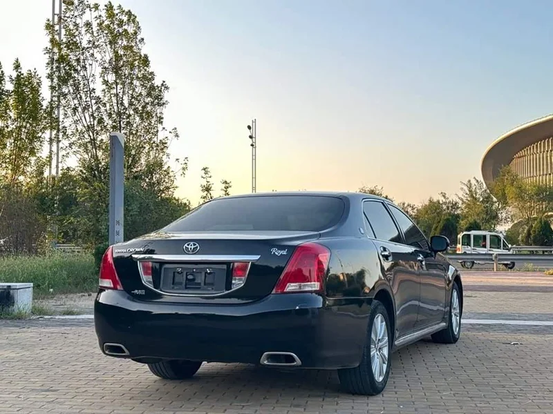 Toyota Crown — фото 4