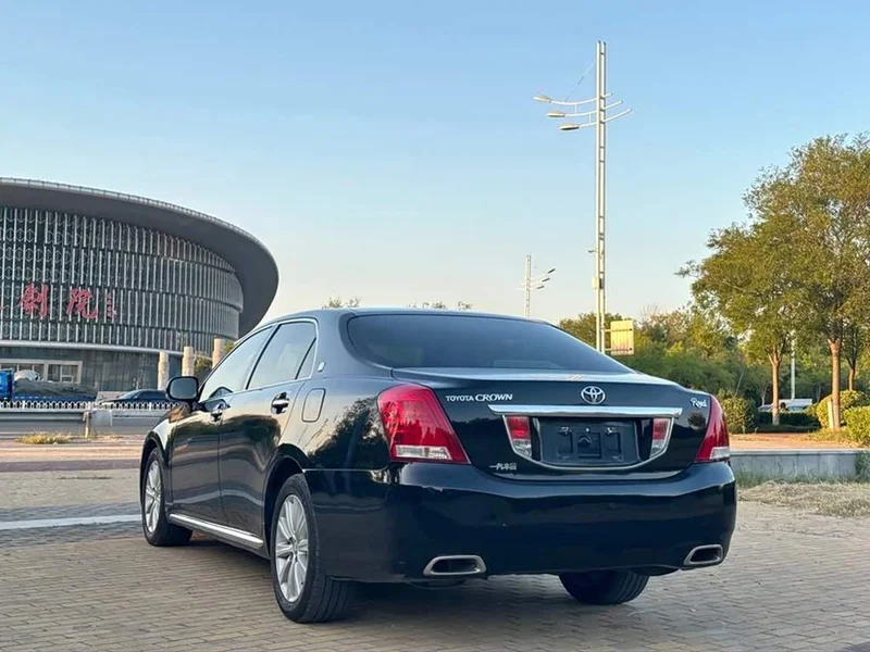 Toyota Crown — фото 6
