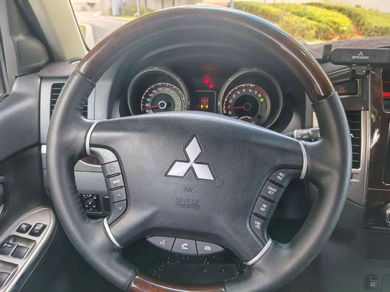 Mitsubishi Pajero (Imported) — фото 12