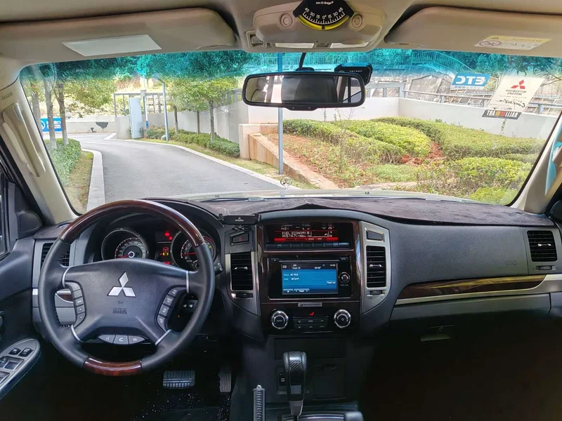 Mitsubishi Pajero (Imported) — фото 10