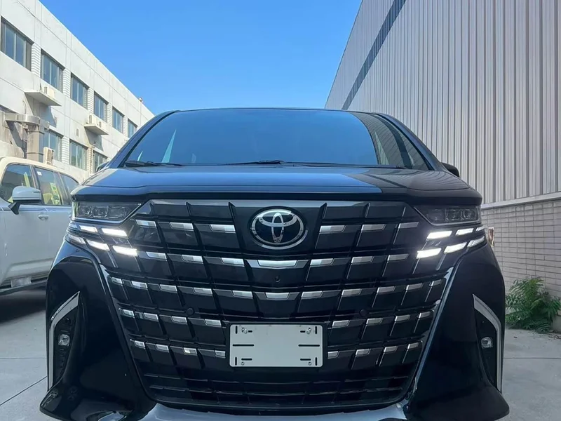 Toyota Alphard — фото 1