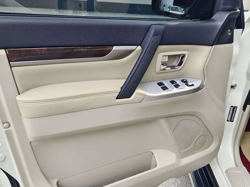 Mitsubishi Pajero (Imported) — фото 16