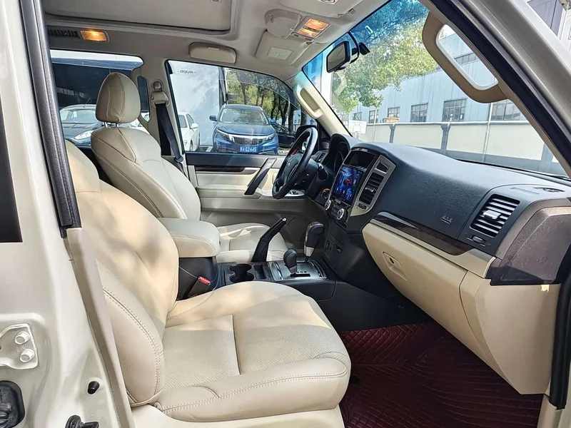 Mitsubishi Pajero (Imported) — фото 19
