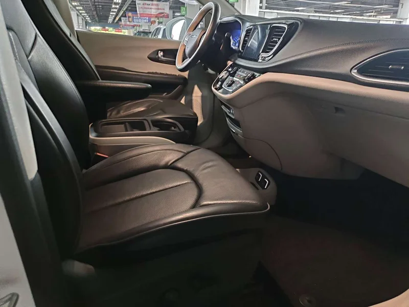 Jeep Grand Voyager PHEV (Imported) — фото 9