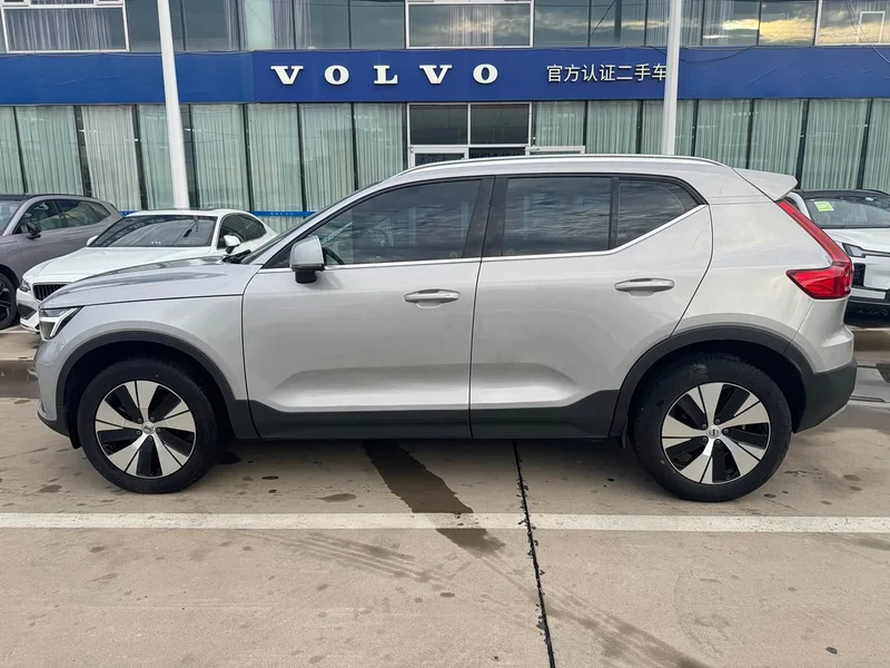 Volvo XC40 — фото 11